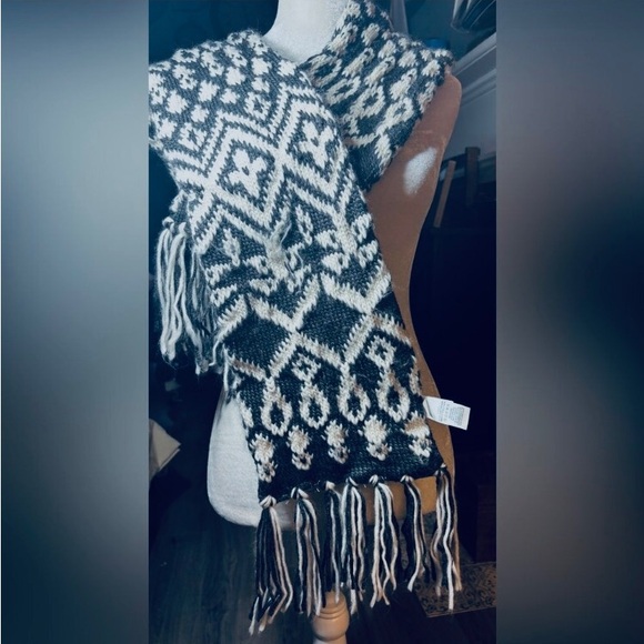 Nordic or Fair Isle Dark Gray and White Geometric Patterned Knit Scarf | NEW | - Picture 3 of 4